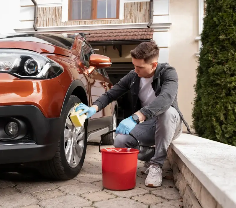 Lavage auto à domicile Sainte-Sévère-sur-Indre : professionnel intervenant sur un véhicule